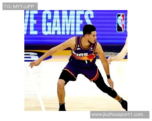 布克称赞吉莱斯皮影响力显著威少防守表现出色训练刻苦